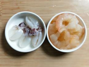 洗净小墨鱼仔4只，挤出牙齿和眼睛。
虾仁10只。