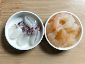 洗净小墨鱼仔4只，挤出牙齿和眼睛。
虾仁10只。