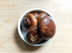 洗净鲜香菇五朵。