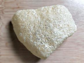 炸猪皮一块，泡软，切两指宽。