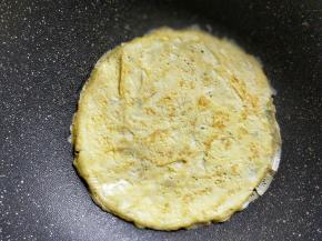 一个鸡蛋磕入碗中，加盐打散，用不粘锅摊出鸡蛋皮。