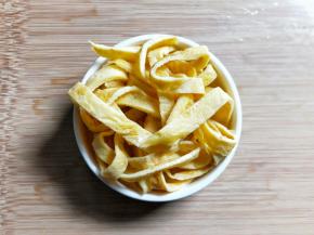 切成一指宽的条。