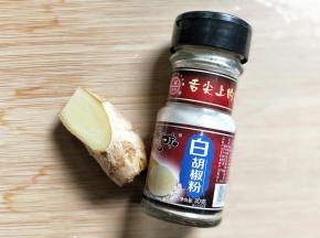 准备姜片和白胡椒粉。