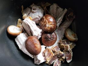 将猪骨，腊鸭腿，鲜香菇放入炖锅。