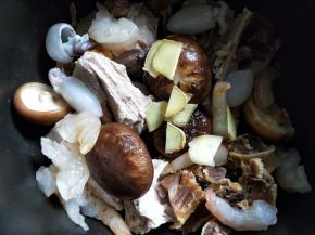 放姜片，小墨鱼仔，虾仁。