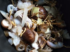 放当归，党参，鱼胶粗条。