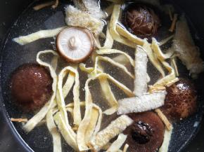 看各食材浮浮沉沉。