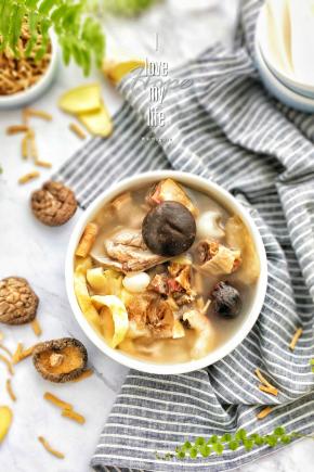 根据个人口味加适量盐调味。汤味香醇。