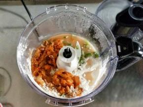 倒入汉美驰多功能料理机中，加葱，鸡蛋，面粉，清水。