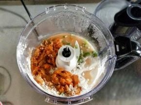 倒入汉美驰多功能料理机中，加葱，鸡蛋，面粉，清水。