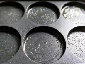 摩飞锅六连盘刷少许油。