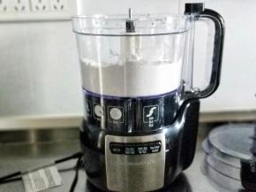 糯米粉放入料理机中。