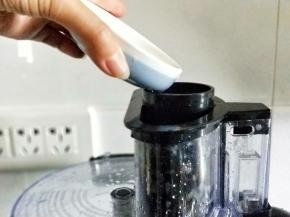 从机器顶部注入清水。