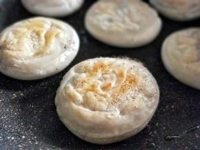 翻面，再淋一调羹清水，盖盖。