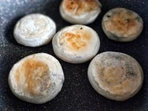 待水分全部吸干，帮忙全部金黄色。