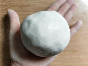 取出在手心揉成面团。