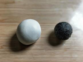 取35一个的面团，搓15克一个的黑芝麻球(黑芝麻炒香加绵白糖用破壁机打碎，用猪油混合送冰箱凝固好)