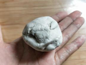 用拇指下压黑芝麻球，虎口慢慢收口，最后封口，再轻轻揉圆成圆球，上小家伙包的图哈哈╮(╯▽╰)╭