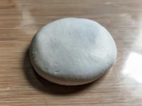 接着在手心里轻轻压扁。