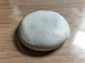 接着在手心里轻轻压扁。