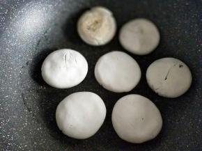 不粘锅中放少许油，小火，压扁一个放一个，面团一共做7个。