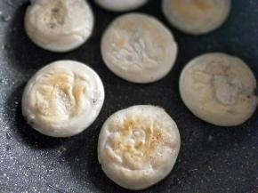 依照先放的先翻面。