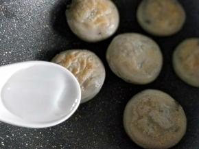 沿锅边淋一调羹清水。