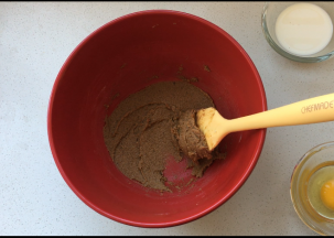 黄油室温软化，先用刮刀压拌成泥状后，加入黑糖与白砂糖，将两者充分压拌均匀