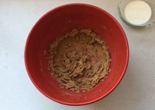 打蛋器将其打至颜色变浅，体积膨胀