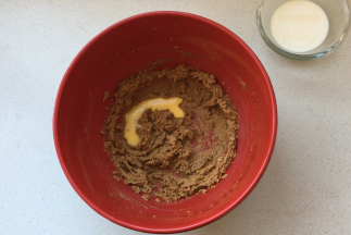 分次加入蛋液，每添加一次都要充分搅打充分，再添加下一次