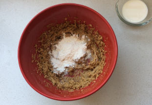 低粉，泡打粉提前混合过筛，将四分之一加入到黄油糊中，压拌至无大量干粉，少量可忽略