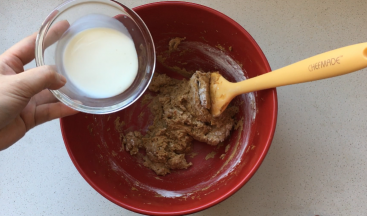 加入一半的牛奶，简单搅拌，底部有牛奶残留可以忽略