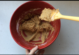 压拌好的面糊不需要非常细腻，切勿过度搅拌