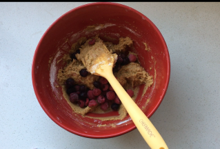 冷冻的浆果无需解冻，直接添加到面糊中，简单搅拌