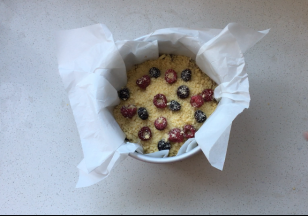 表面撒上金宝酥粒，预留出来的冷冻浆果，再撒一层金宝酥粒