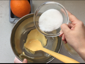 黄油室温软化，用刮刀压拌成泥状后，分两次加入白砂糖，将两者充分压拌均匀