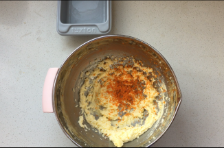 打蛋器将其打至颜色变浅，体积膨胀，加入香橙皮