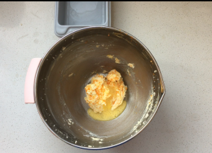 分次加入蛋液，每添加一次都要充分搅打充分，再添加下一次