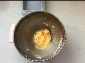 分次加入蛋液，每添加一次都要充分搅打充分，再添加下一次
