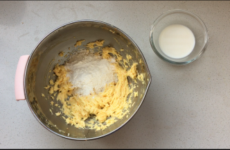 低粉，泡打粉提前混合过筛，将四分之一加入到黄油糊中，压拌至无大量干粉，少量可忽略