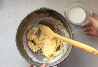 加入一半的牛奶，简单搅拌，底部有少量牛奶残留可以忽略