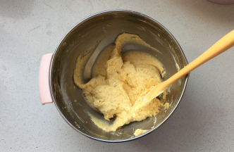 再加入剩下低粉的一般，重复上述过程直至添加完，加入橙子酒，简单搅拌几下。压拌好的面糊不需要非常细腻，切勿过度搅拌