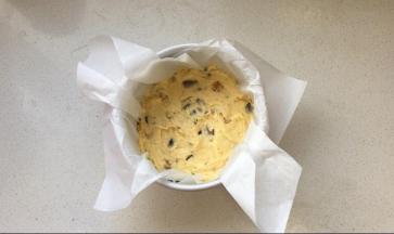 表面撒上薄薄一层金宝酥粒