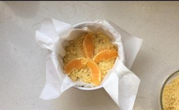 预留的大块橙子瓣摆放在蛋糕表面上，关于装饰大家可以感觉自己喜好