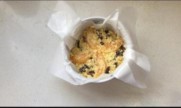 再撒上预留出来的巧克力块，再撒一层金宝酥粒