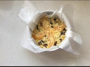 再撒上预留出来的巧克力块，再撒一层金宝酥粒