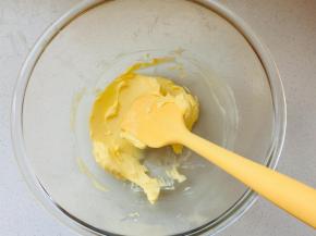 黄油室温软化，用刮刀压拌成泥状