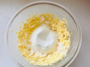 筛入糖粉，用打蛋器搅打至颜色发白，体积膨胀