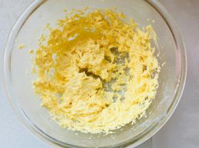 分次加入打散的蛋液，每次添加都要充分的搅打进去，在添加下一次