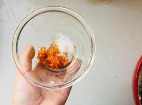 橙子用盐搓洗干净，沥干取皮。加入5克的白砂糖与橙皮搅拌均匀备用